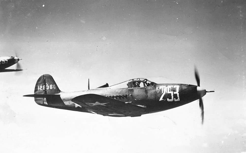 Истребитель ВВС Армии США Белл P-39D-BE «Эйркобра». С ним также проводились учебные воздушные бои для сравнения летных данных XF5F-1 с другими самолетами